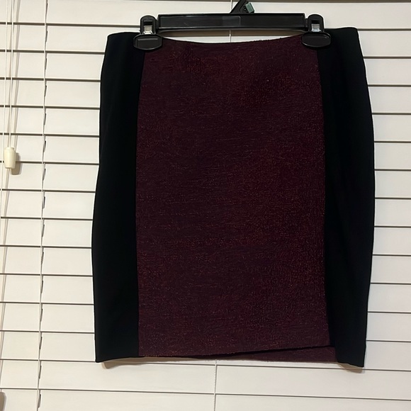 Burgundy tweed textured skirt. - Picture 1 of 3